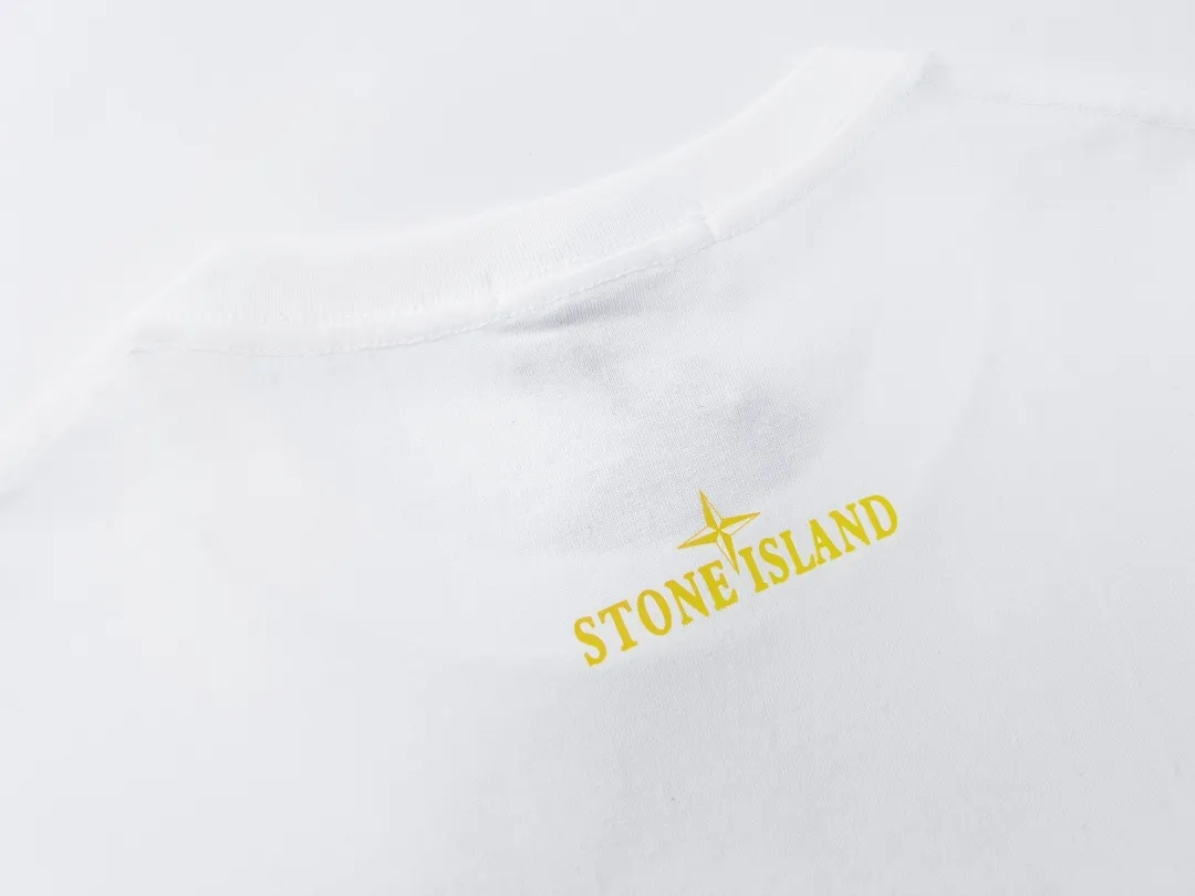 W631#P110💰 [Stone lsland/Stone Island summer new compass 5715 printed pattern short-sleeved T-shirt] ⚠️[Original creation with high control of details] - Made of 260 grams of combed cotton 32 count double yarn, soft and comfortable to the touch, sweat-absorbent and breathable. - Simple basic and versatile style, original quality, the first choice for couples. - Made in a large factory, four needles and five threads on the shoulder, neatly arranged, high quality workmanship. - Same style for men and women. Very versatile, one piece for everyone, details are clearly visible. Color: Black White Size: M L